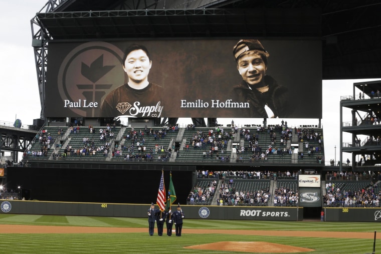 Image: Mariners tribute to Paul Lee and Emilio Hoffman
