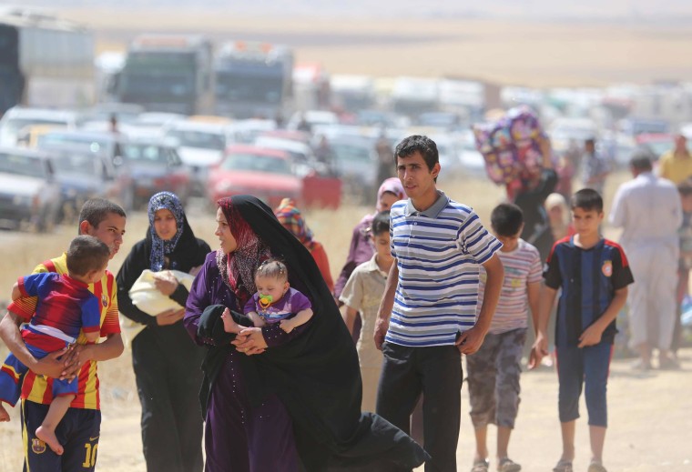 Image: Thousands of people flee from Mosul to Arbil