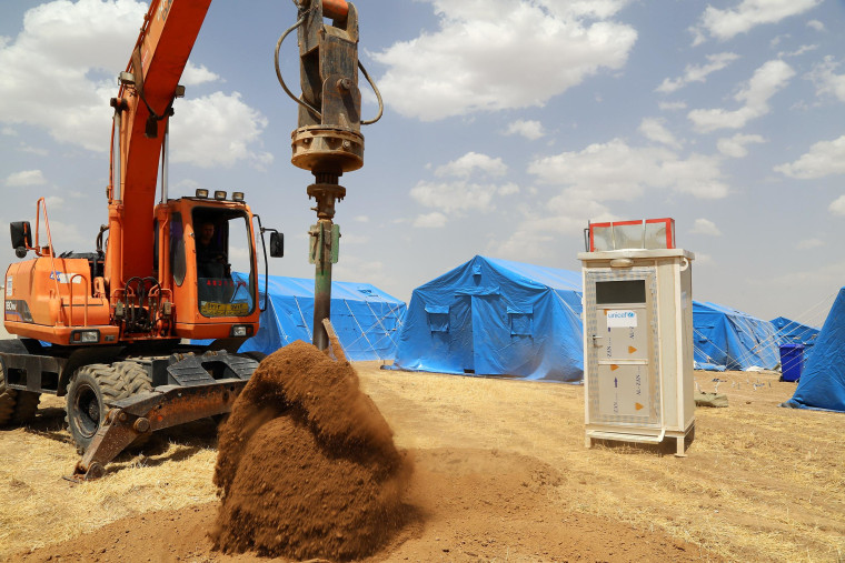 Image: Construction workers set up camps near Erbil for the people fleeing Mosul