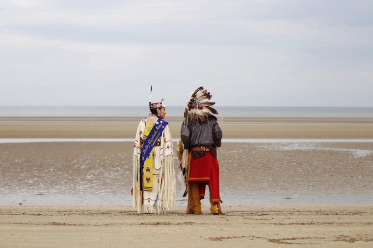 Image: Descendants of Comanche Indian soldiers prays on Utah Beach