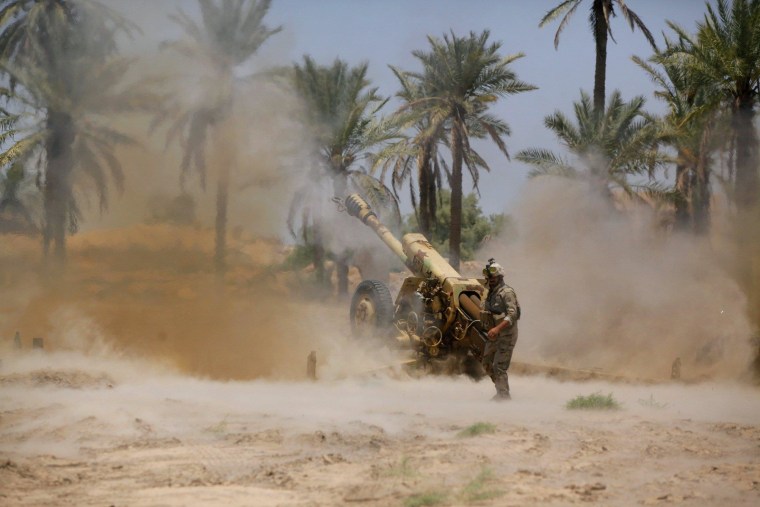 Image: Iraqi security forces fire artillery during clashes with Sunni militant group Islamic State of Iraq and the Levant in Jurf al-Sakhar