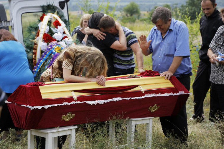 Image: Relatives grieve at the coffin of pro-Russian fighter