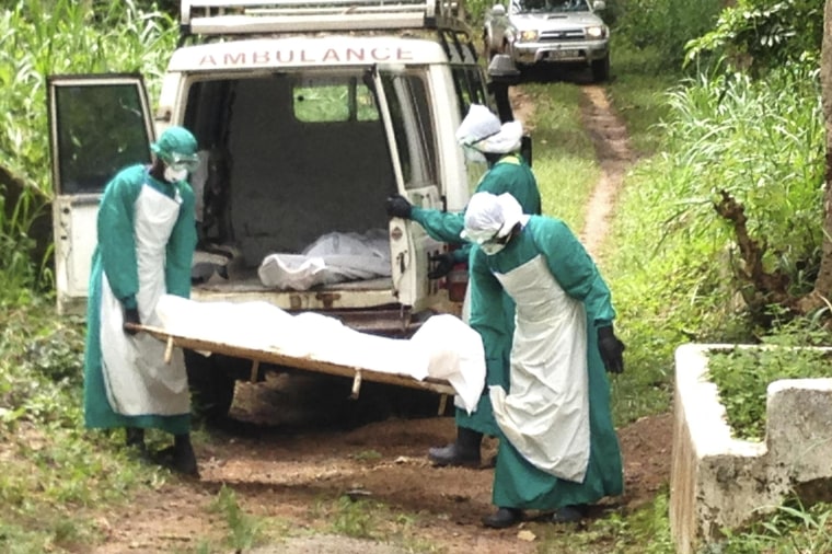 Image: Health workers carry the body of an Ebola virus victim in Kenema