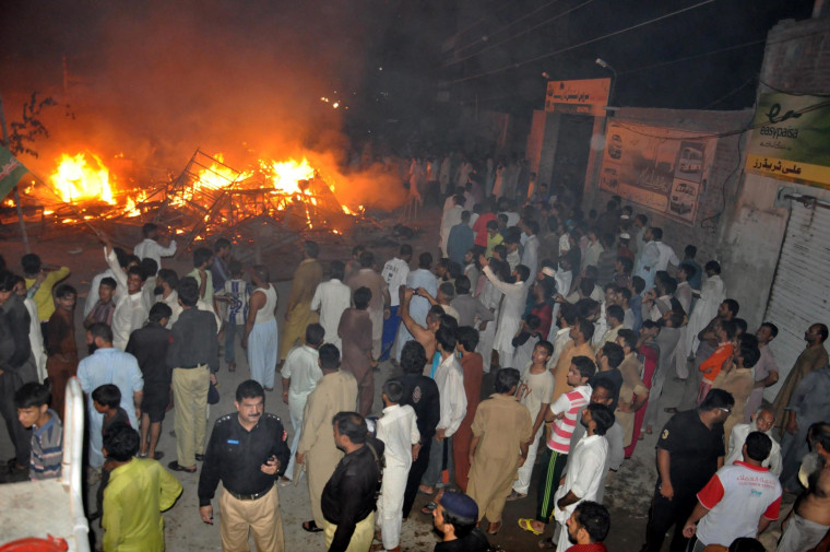Image: Mob attacks religious minority following blasphemy accusations