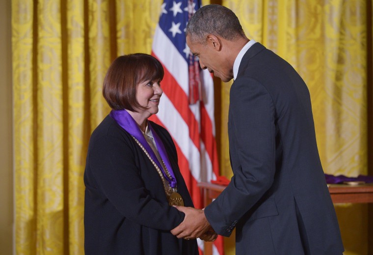 Image: US-POLITICS-OBAMA-ARTS-HUMANITIES-MEDALS-RONSTADT