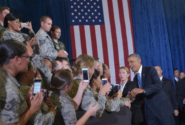 Image: President Obama Greets Servicemembers
