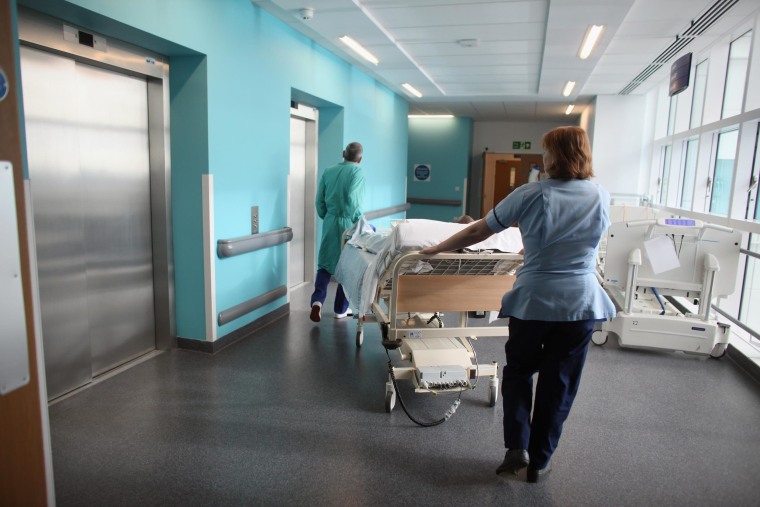 Image: Nurses Move a patient