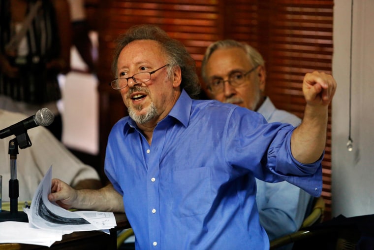 Peter Kornbluh (in front) and William LeoGrande (behind) talking on their book Back Channel to Cuba during the presentation at Havana’s National Union of Writers and Artists of Cuba.