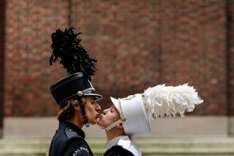 Image: Marchers kiss