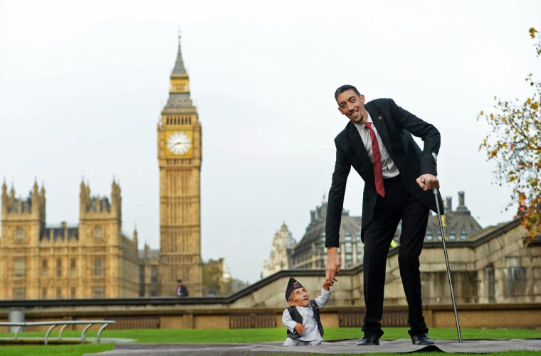 Image: World's smallest and tallest man photocall