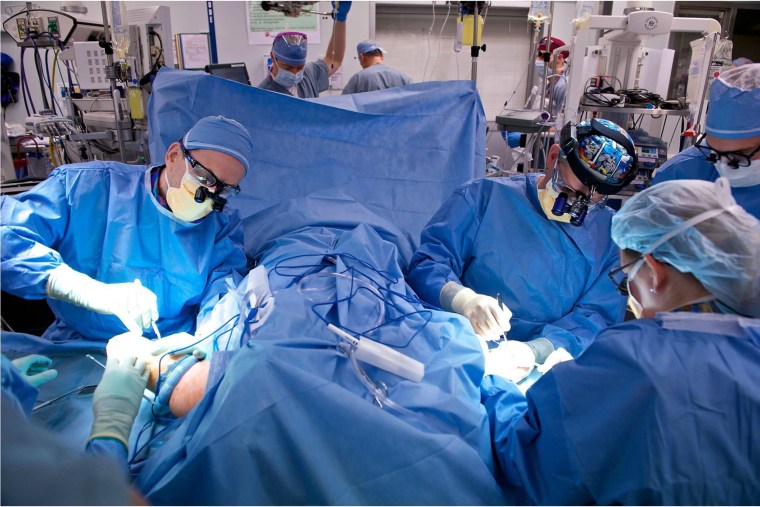 Image: Surgeons perform bilateral arm transplant