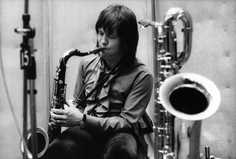 Saxophonist Bobby Keys, who played with many musicians including the Rolling Stones, John Lennon and Eric Clapton, has died at the age of 70.