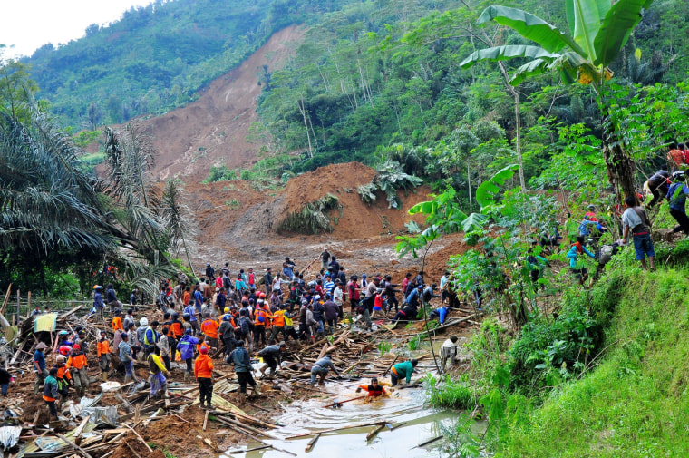 Image: Indonesian rescuers search for victims after a landslide hit Jemblung Village