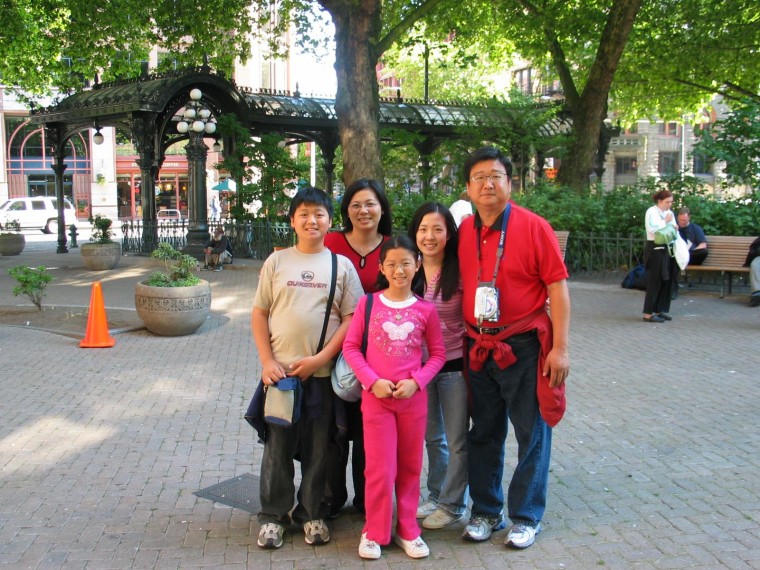 Family trip to Seattle in the summer of 2006. (L-R: Alton Wang, his mother Amy Wang, his sister Vivian, his cousin Bryna, and his father George)