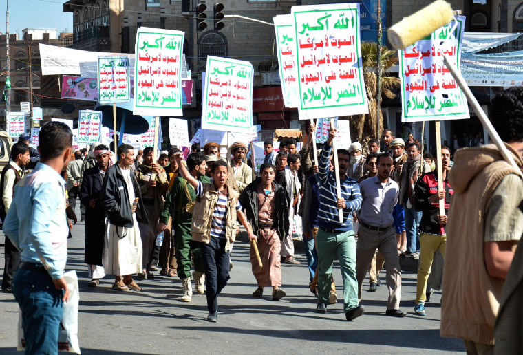 Image: Houthi militia attack Yemeni demonstrators