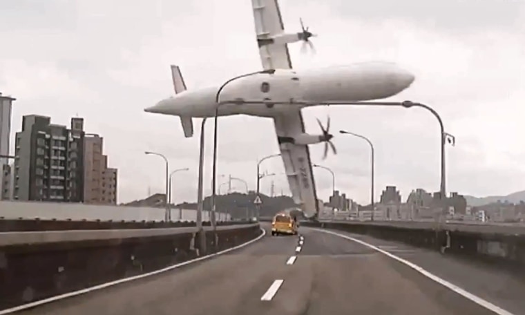 Image: TransAsia ATR 72-600 turboprop plane clips an elevated motorway and hits a taxi