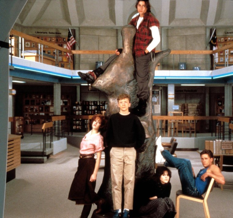 THE BREAKFAST CLUB, bottom from left: Molly Ringwald, Anthony Michael Hall, Ally Sheedy, Emilio Este