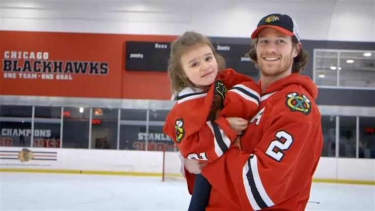 Chicago Blackhawks defenseman Duncan Keith gave 6-year-old Cammy Babiarz a day she wouldn't forget when he helped her score a goal.