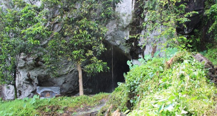 Image: Rock shelter in Sri Lanka where fossilized human teeth were found