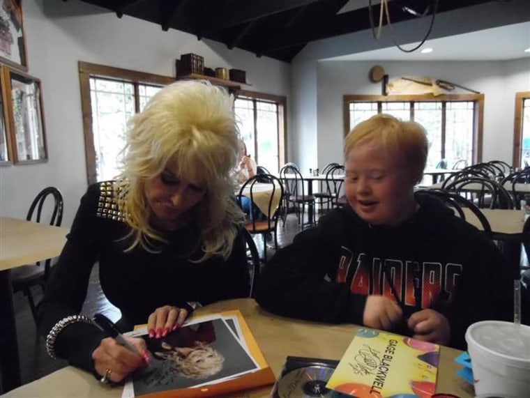 Dolly Parton not only sang with Gage Blackwell, but also signed autographs and chatted with him about their shared love of country music.