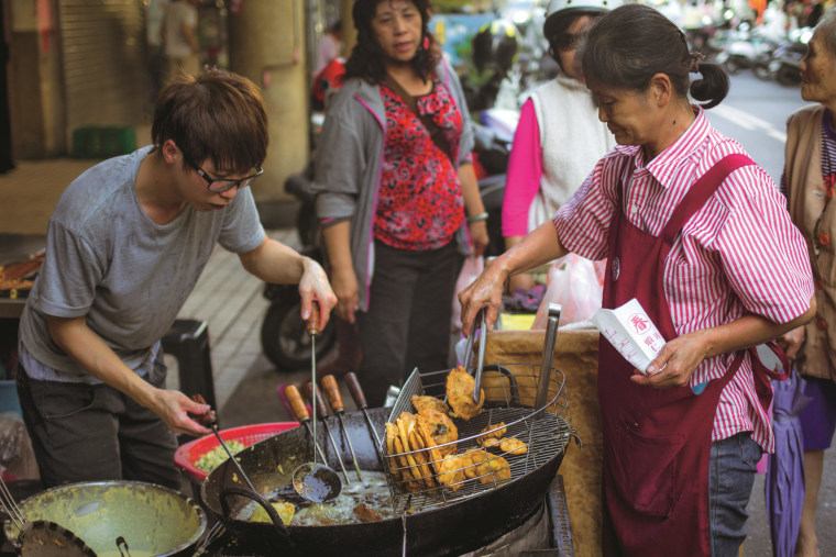 A street vendor in Taiwan makes oyster buns.