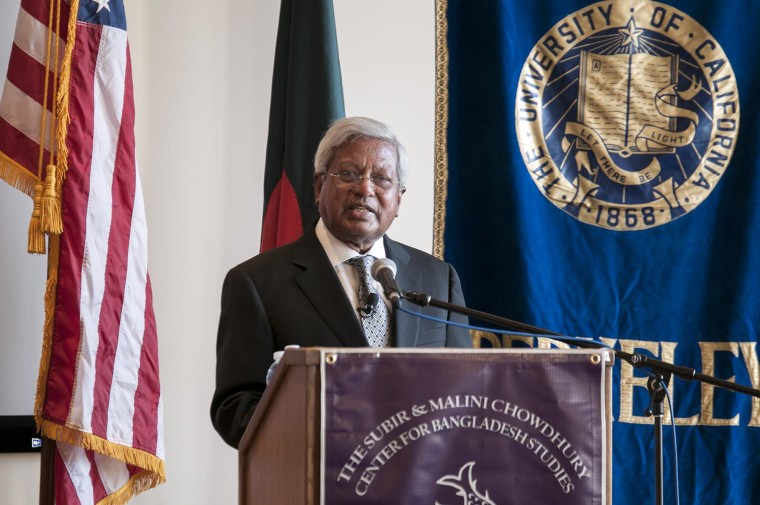 Sir Fazle Abed, the founder of BRAC, delivers a lecture at the center's inauguration.