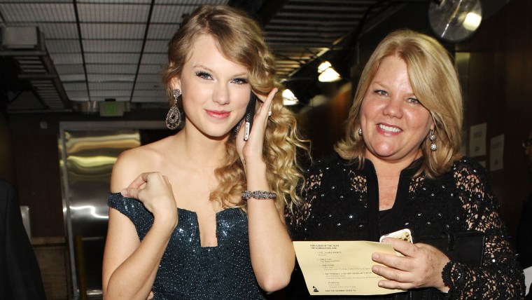 Singer Taylor Swift (L) and her mom Andrea Swift Finlay