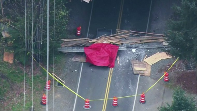 Image: A concrete slab from a sidewalk construction project fell from a bridge onto a truck