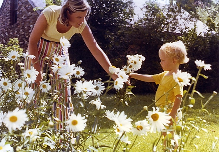 Willie Geist as a boy with his mom Jody Geist.