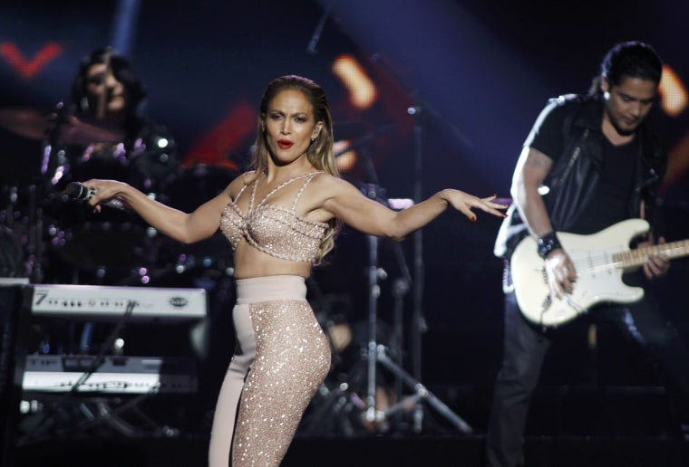 Jennifer Lopez performed a moving tribute to Selena at the Billboard Latin Music Awards.