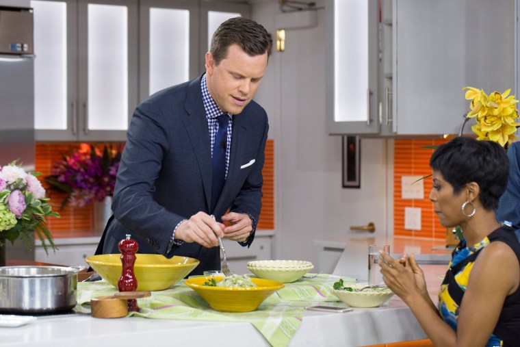 Willie Geist cooks his mom's recipe for spinach fettuccine
