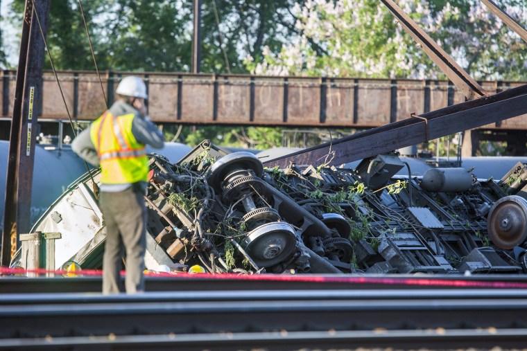 Image: Five deaths in eastern US train derailment