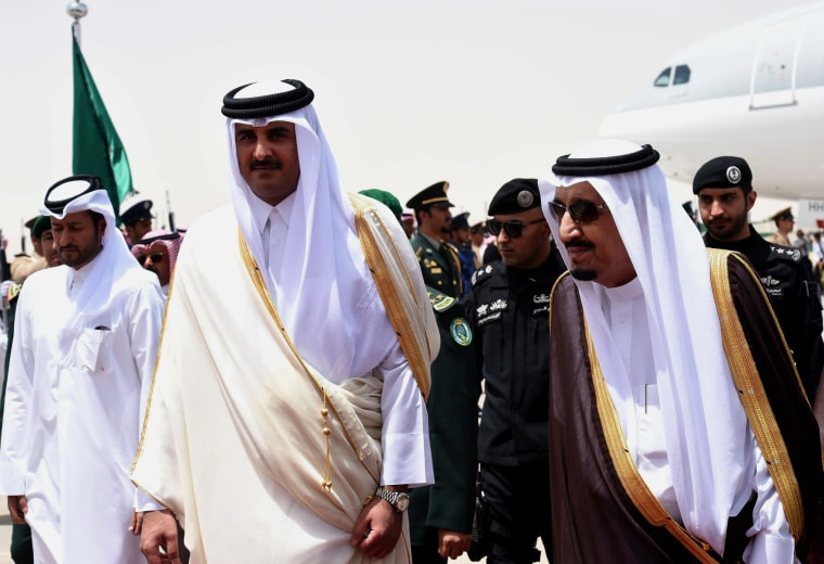 Image: Emir Sheikh Tamim bin Hamad al-Thani and Saudi King Salman bin Abdulaziz