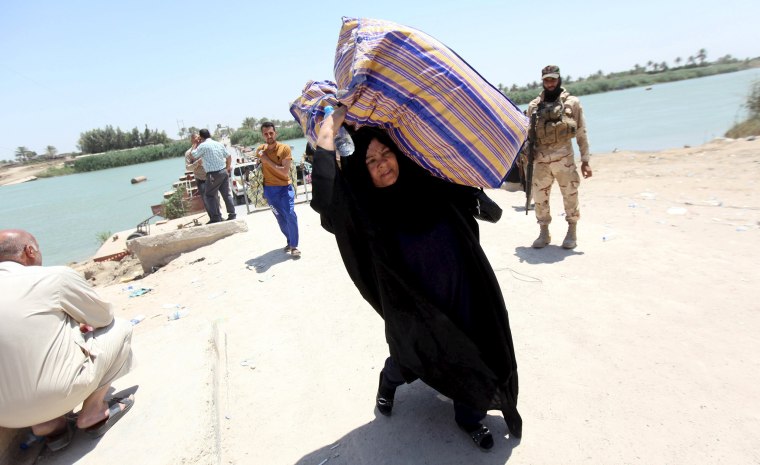 Image: Displaced Sunni people fleeing the violence in the city of Ramadi arrive at the outskirts of Baghdad