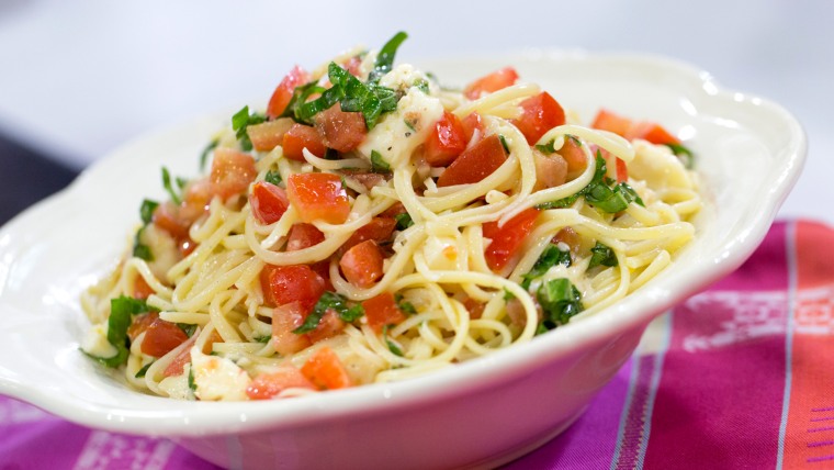 Katherine Heigl cooks her favorite summer pasta recipe and Italian margarita