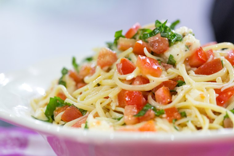 Katherine Heigl cooks her favorite summer pasta recipe and Italian margarita