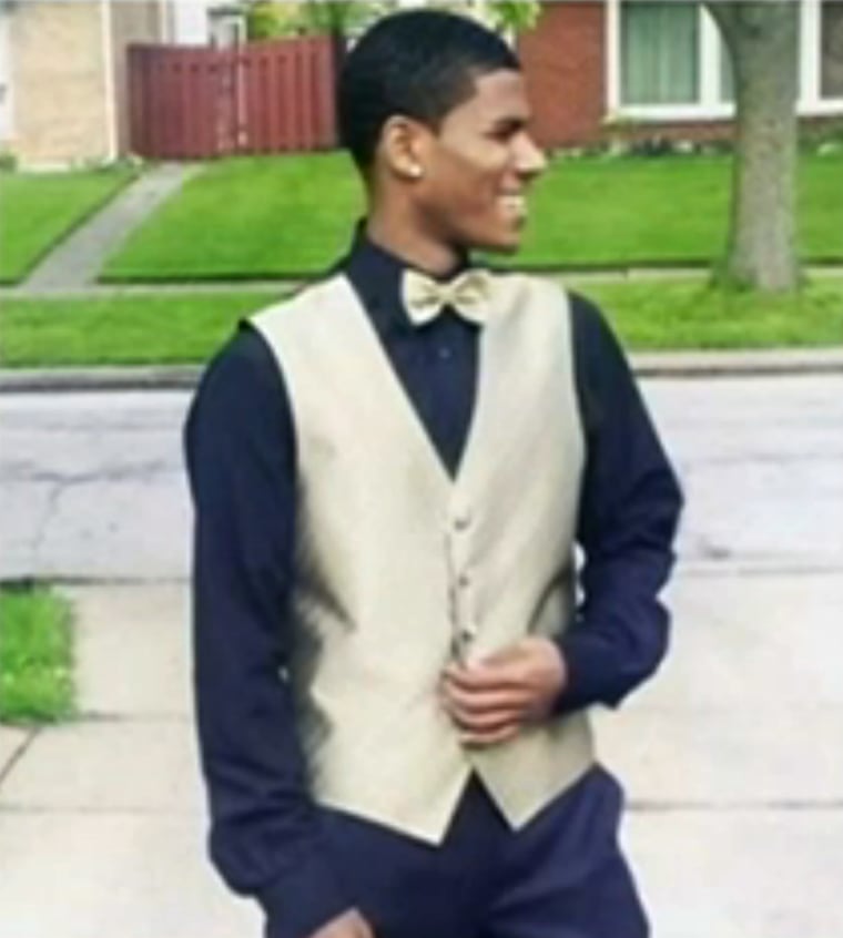 Aaron Dunigan, a high school quarterback, was killed last weekend in a car crash. His mom took his place Wednesday at his high school graduation. NBC Chicago's Natalie Martinez reports. (Published Thursday, May 21, 2015)