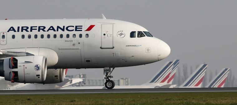 Image: An Air France aircraft  taxies to the runway at the Charles-de-Gaulle airport