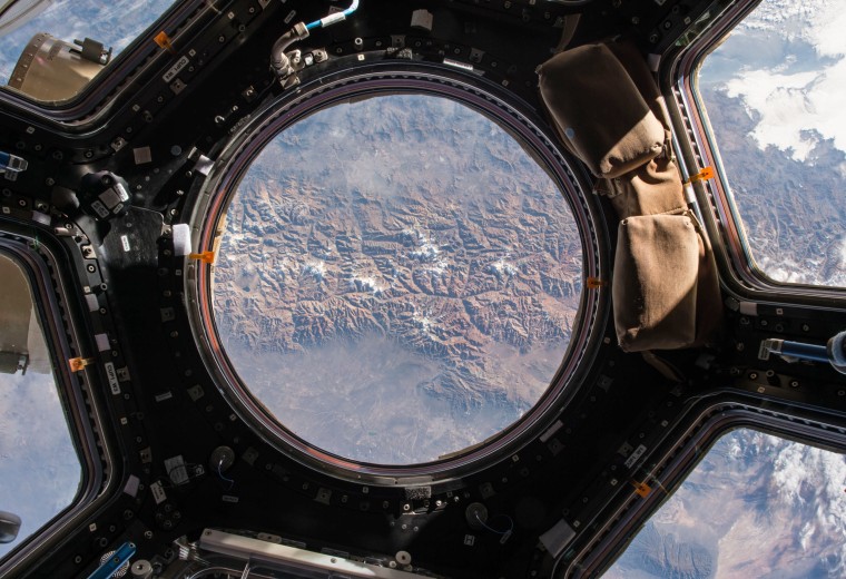 month-in-space-these-pictures-will-put-you-in-orbit-and-beyond