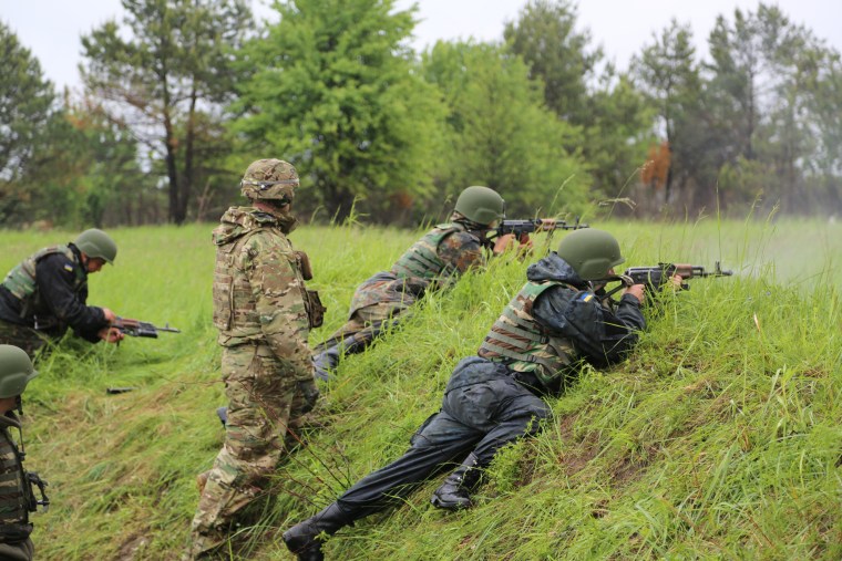 Image: U.S. Army instructors train Ukrainian military forces at the Yavoriv training center