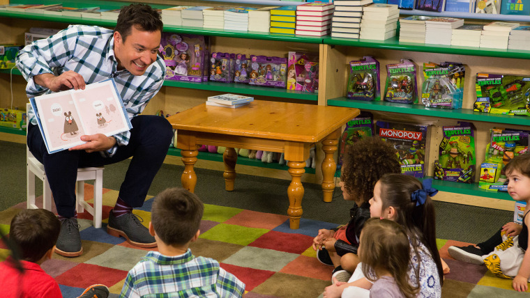 Jimmy Fallon reads his new book ‘Dada’ to room full of children.