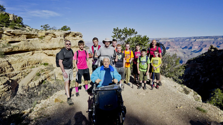 Family carries paralyzed grandfather down Grand Canyon