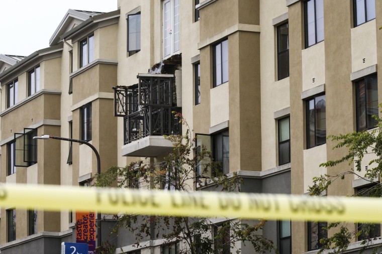 Image: Damage is seen at the scene of a 4th-story apartment building balcony collapse in Berkeley, California