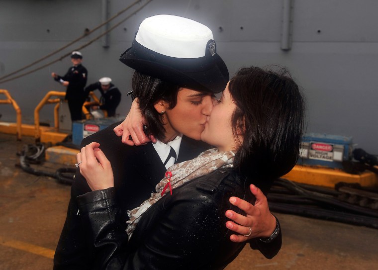 Image: Two women sailors share traditional first kiss on Virginia Beach pier