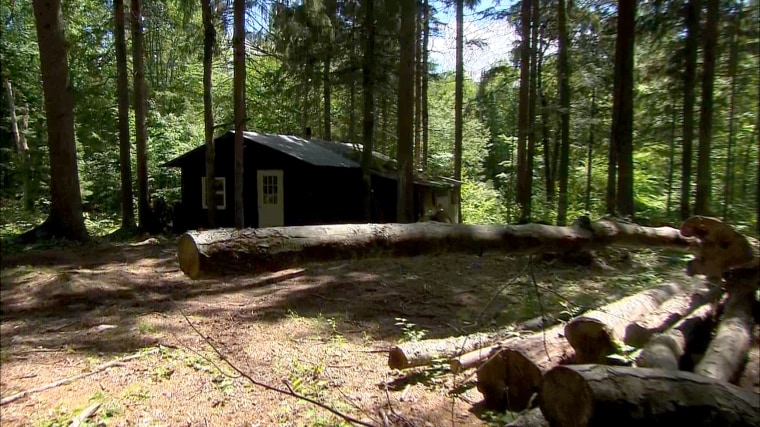 NBC News' Stephanie Gosk takes us inside the cabin where authorities believe that escaped prisoners Richard Matt and David Sweat hid.