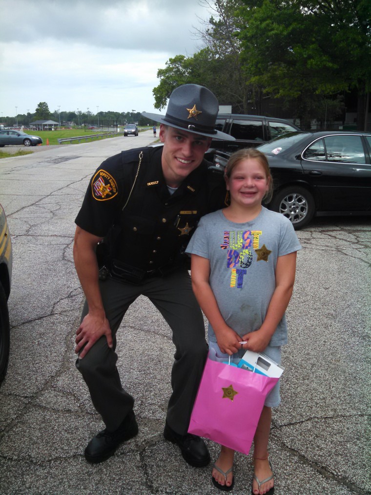 Deputy gives girl iPad