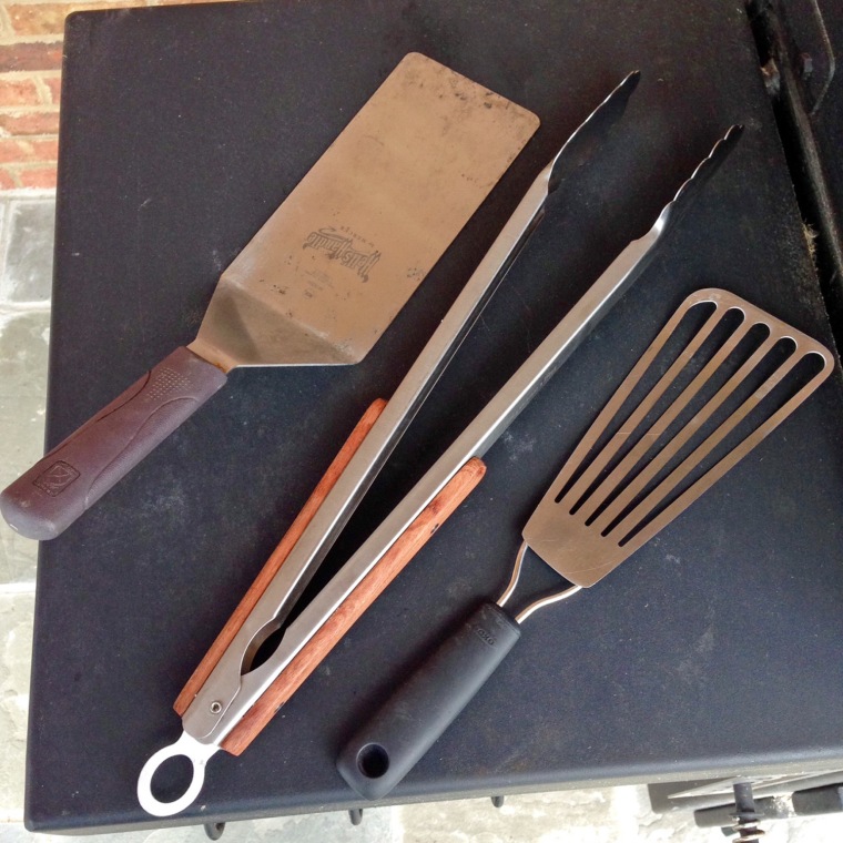 Grill spatulas and tongs