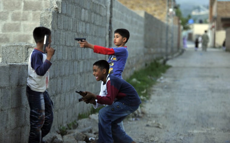Image: Young Pakistani boys play with plastic guns