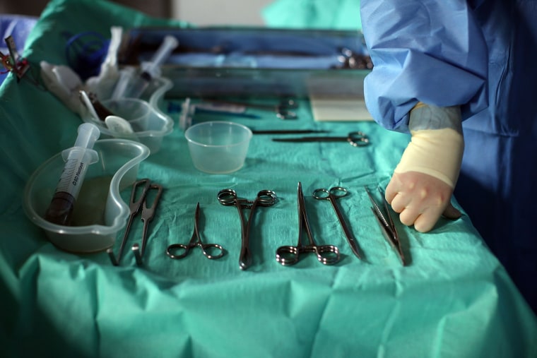 Image: A surgeon and his team perform key hole surgery to remove a gallbladder