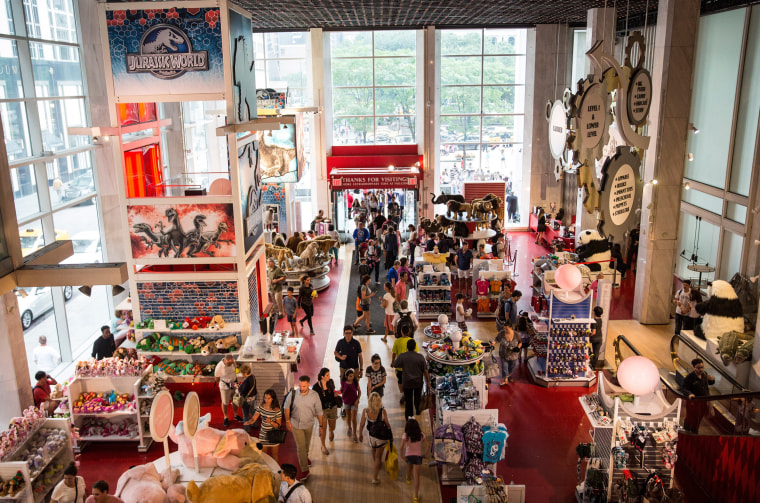 As FAO Schwarz prepares to close, people say goodbye to 'World of Toys
